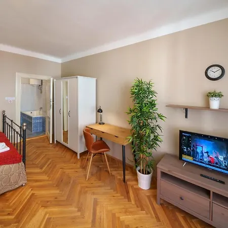 Old Town - 3 Bedroom 3 Bathroom & Kitchen Templova *