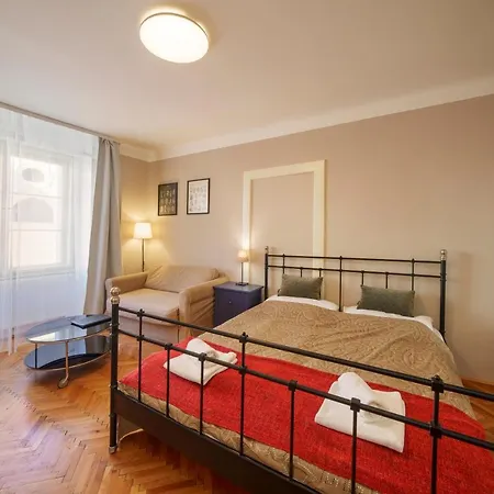 Old Town - 3 Bedroom 3 Bathroom & Kitchen Templova Apartament *