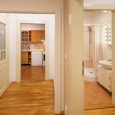 Old Town - 3 Bedroom 3 Bathroom & Kitchen Templova Apartament *