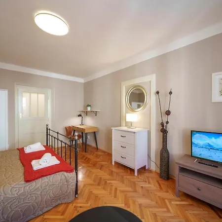 Old Town - 3 Bedroom 3 Bathroom & Kitchen Templova *