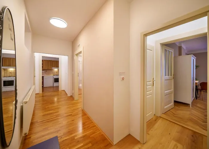 Old Town - 3 Bedroom 3 Bathroom & Kitchen Templova شقة