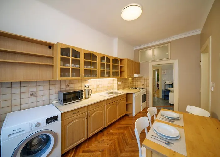 Old Town - 3 Bedroom 3 Bathroom & Kitchen Templova شقة براغ