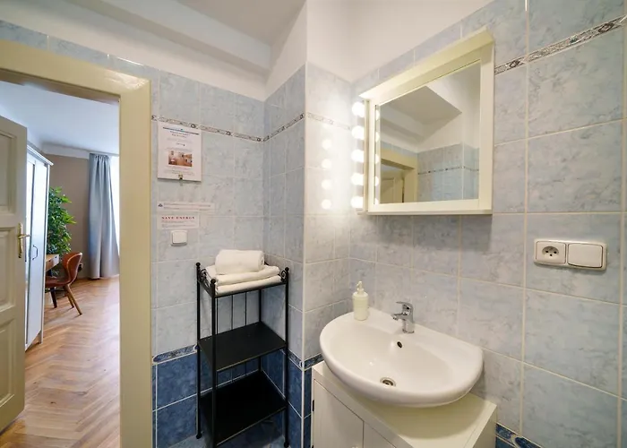 Old Town - 3 Bedroom 3 Bathroom & Kitchen Templova شقة براغ