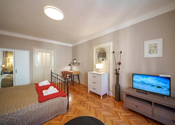 Old Town - 3 Bedroom 3 Bathroom & Kitchen Templova *