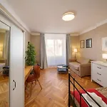 Apartment Old Town - 3 Bedroom 3 Bathroom & Kitchen Templova *