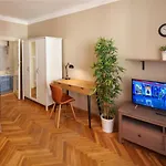 Old Town - 3 Bedroom 3 Bathroom & Kitchen Templova * Prague