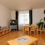 Old Town - 3 Bedroom 3 Bathroom & Kitchen Templova Apartment *