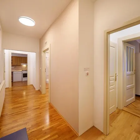 Old Town - 3 Bedroom 3 Bathroom & Kitchen Templova 公寓