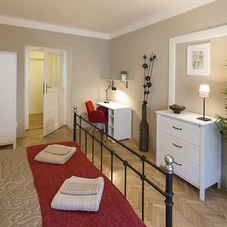 Old Town - 3 Bedroom 3 Bathroom & Kitchen Templova Praha