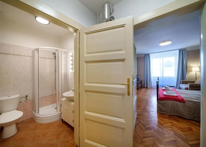 Daire Old Town - 3 Bedroom 3 Bathroom & Kitchen Templova Prag