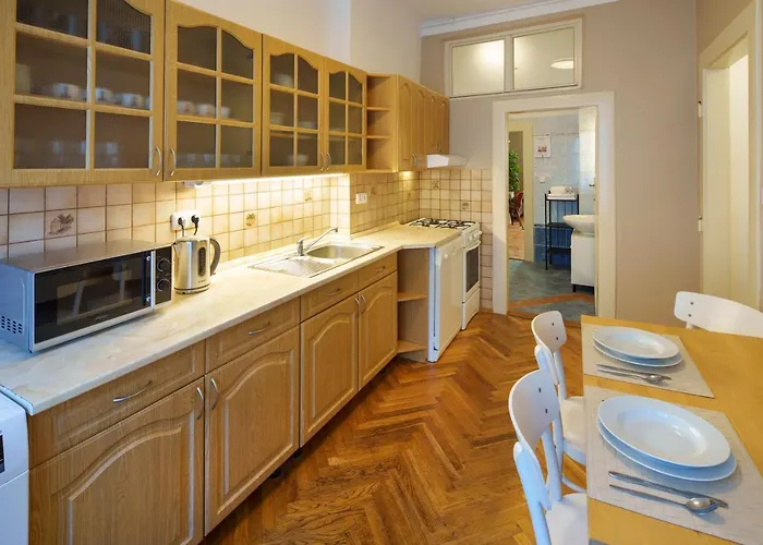 Old Town - 3 Bedroom 3 Bathroom & Kitchen Apartment Prága