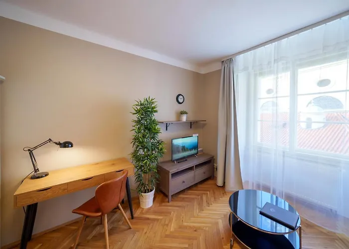 Old Town - 3 Bedroom 3 Bathroom & Kitchen Templova Apartman