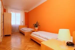 Old Town - 3 Bedroom 3 Bathroom & Kitchen Templova Apartman